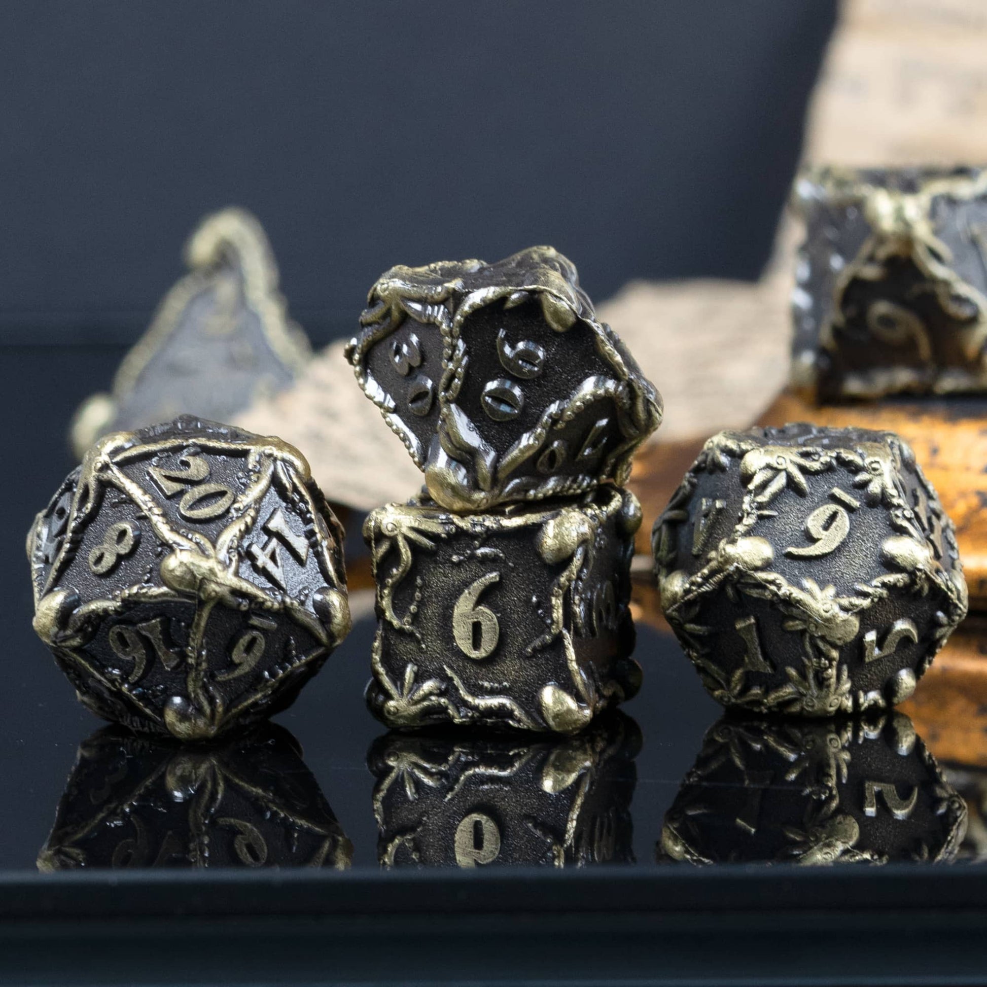 set-ancient-bronze-dnd-dnd5e
Octopus Tangle ancient bronze metal dice set with tentacle design for DnD & DnD 5e