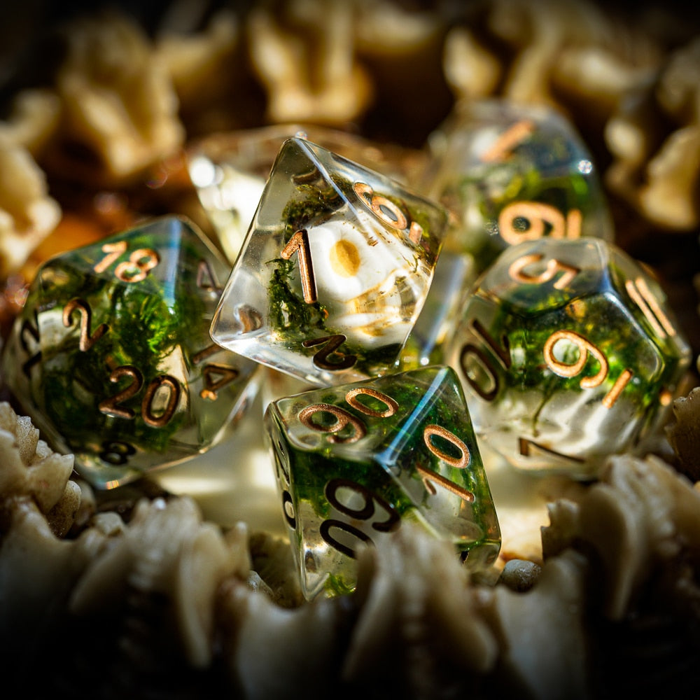 7 piece skull dice set with gold numbers