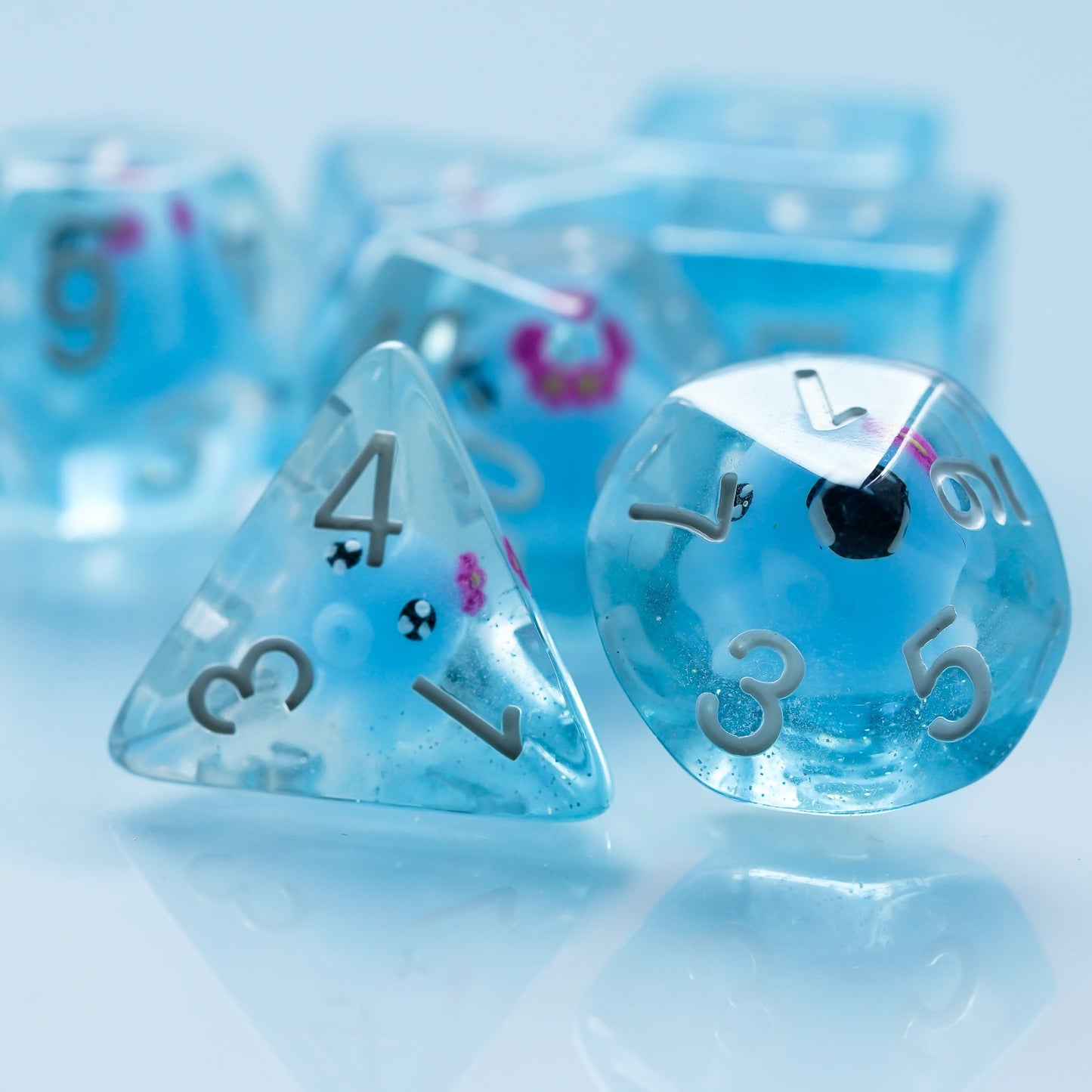 d4 and d10 dice highlight