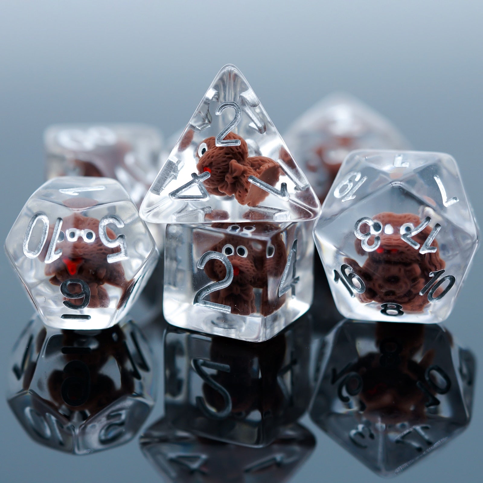 7 piece transparent plastic dice set, doggo in middle