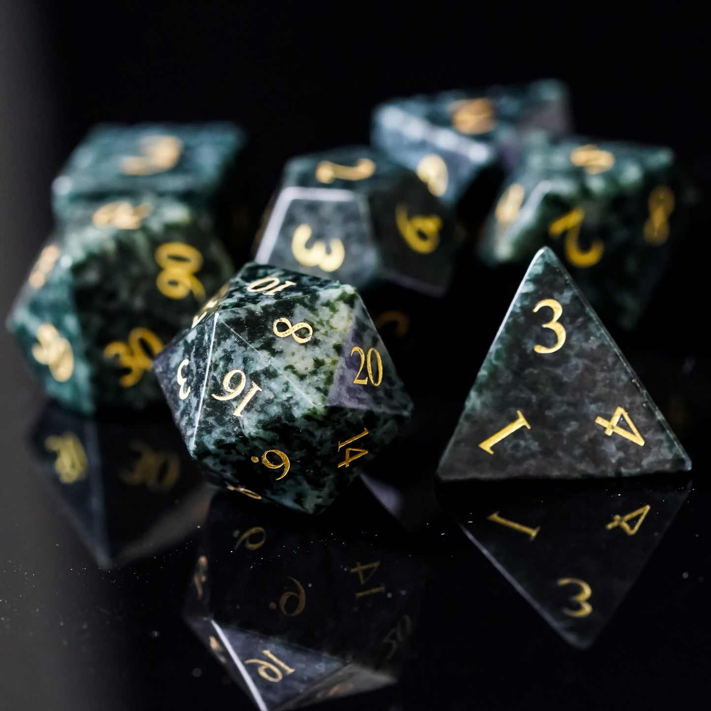 d20 and d4 highlight of seaweed tangle stone dice
